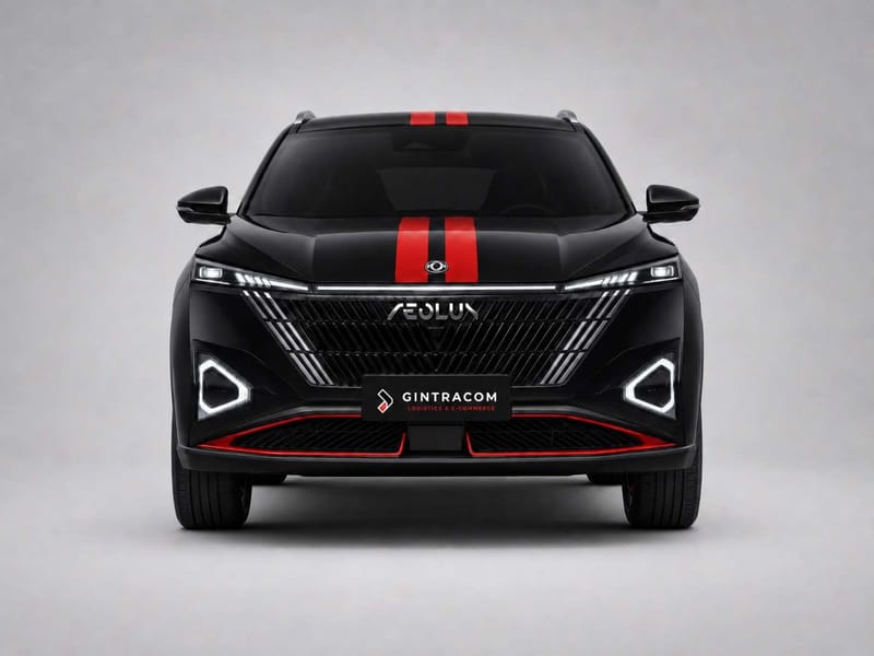Vista frontal del SUV compacto negro con franjas rojas.
